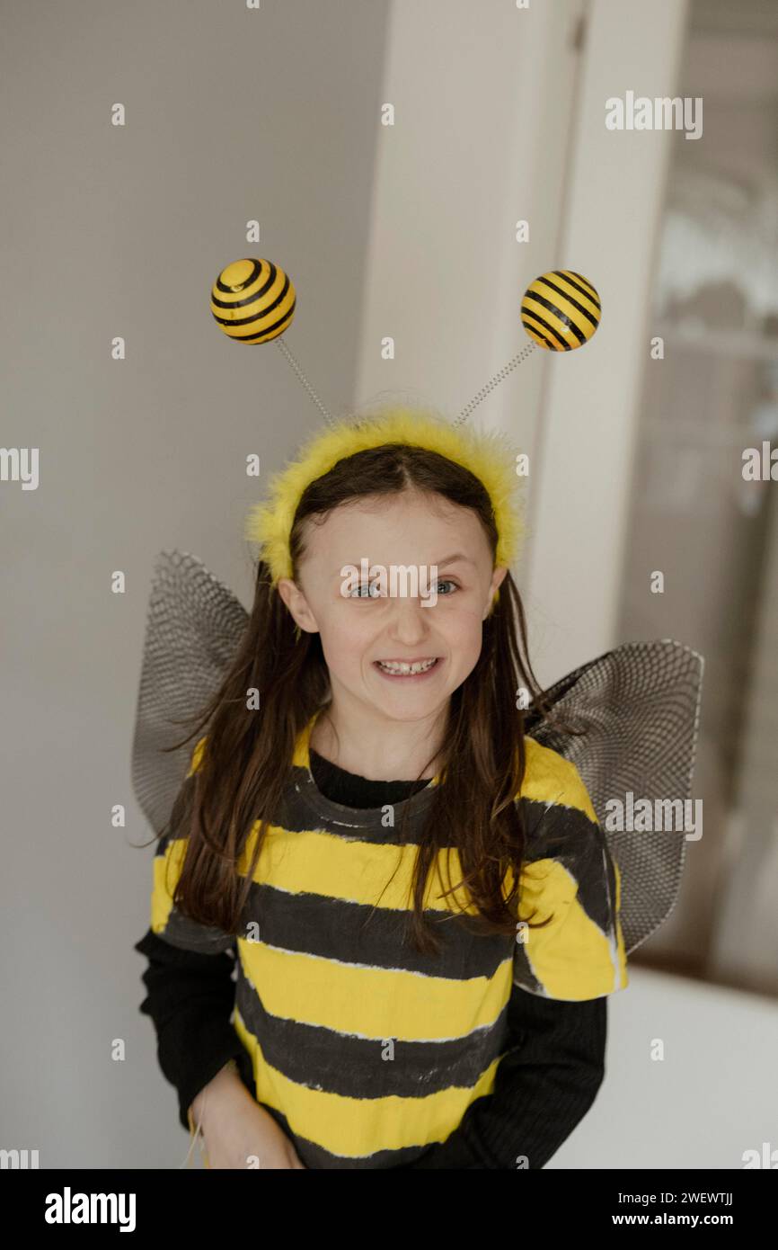 Mädchen in einem Bienenkostüm Stockfoto