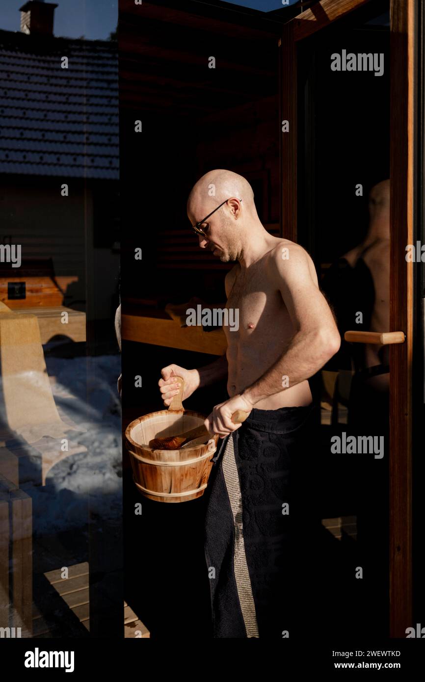 Ein Mann, der eine Sauna nimmt Stockfoto