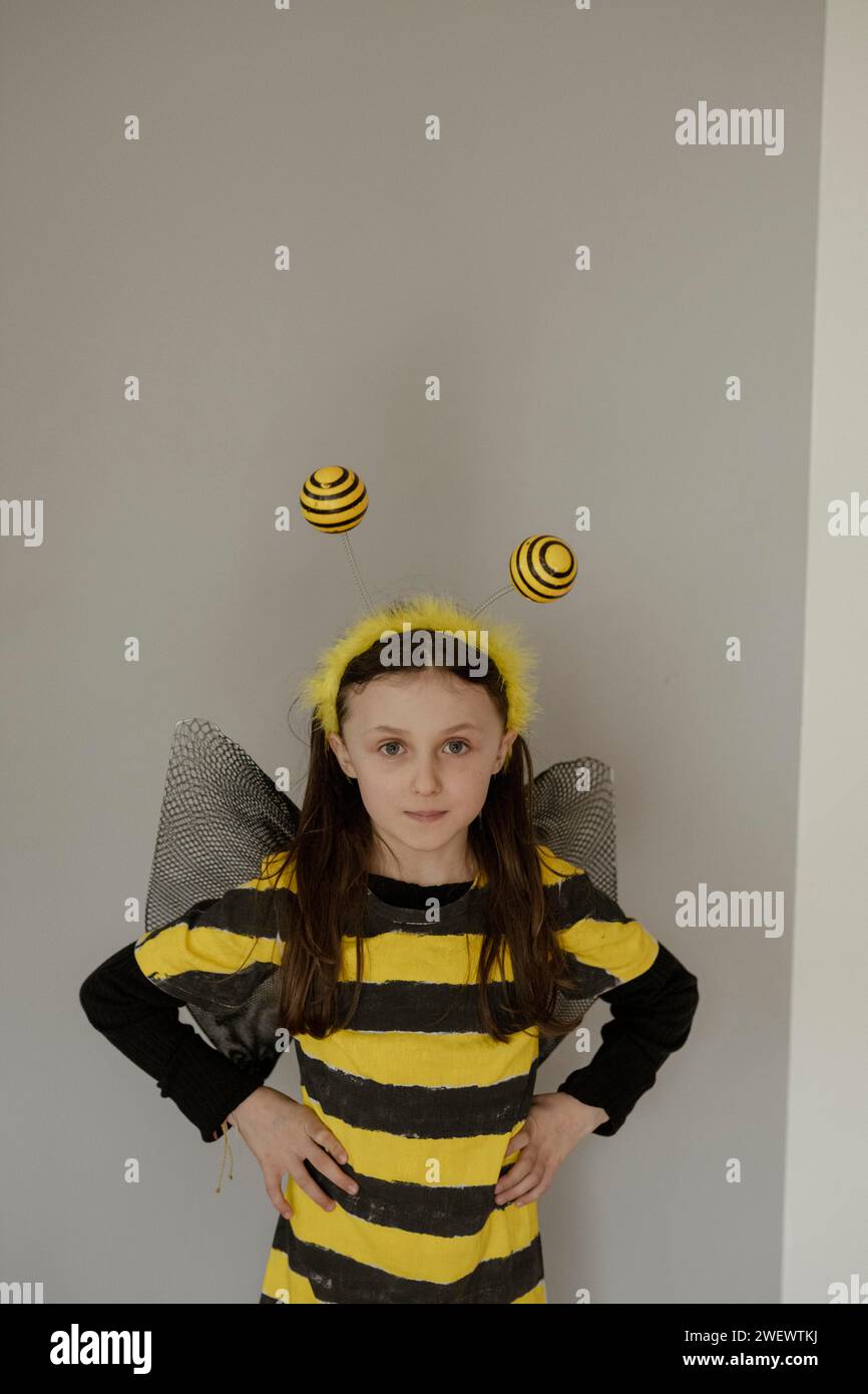 Mädchen in einem Bienenkostüm Stockfoto