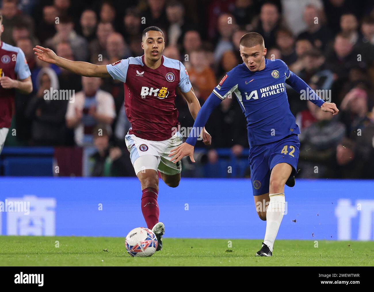 London, Großbritannien. Januar 2024. Youri Tielemans von Aston Villa und Alfie Gilchrist von Chelsea fordern den Ball beim FA Cup Spiel in Stamford Bridge, London. Der Bildnachweis sollte lauten: Paul Terry/Sportimage Credit: Sportimage Ltd/Alamy Live News Stockfoto