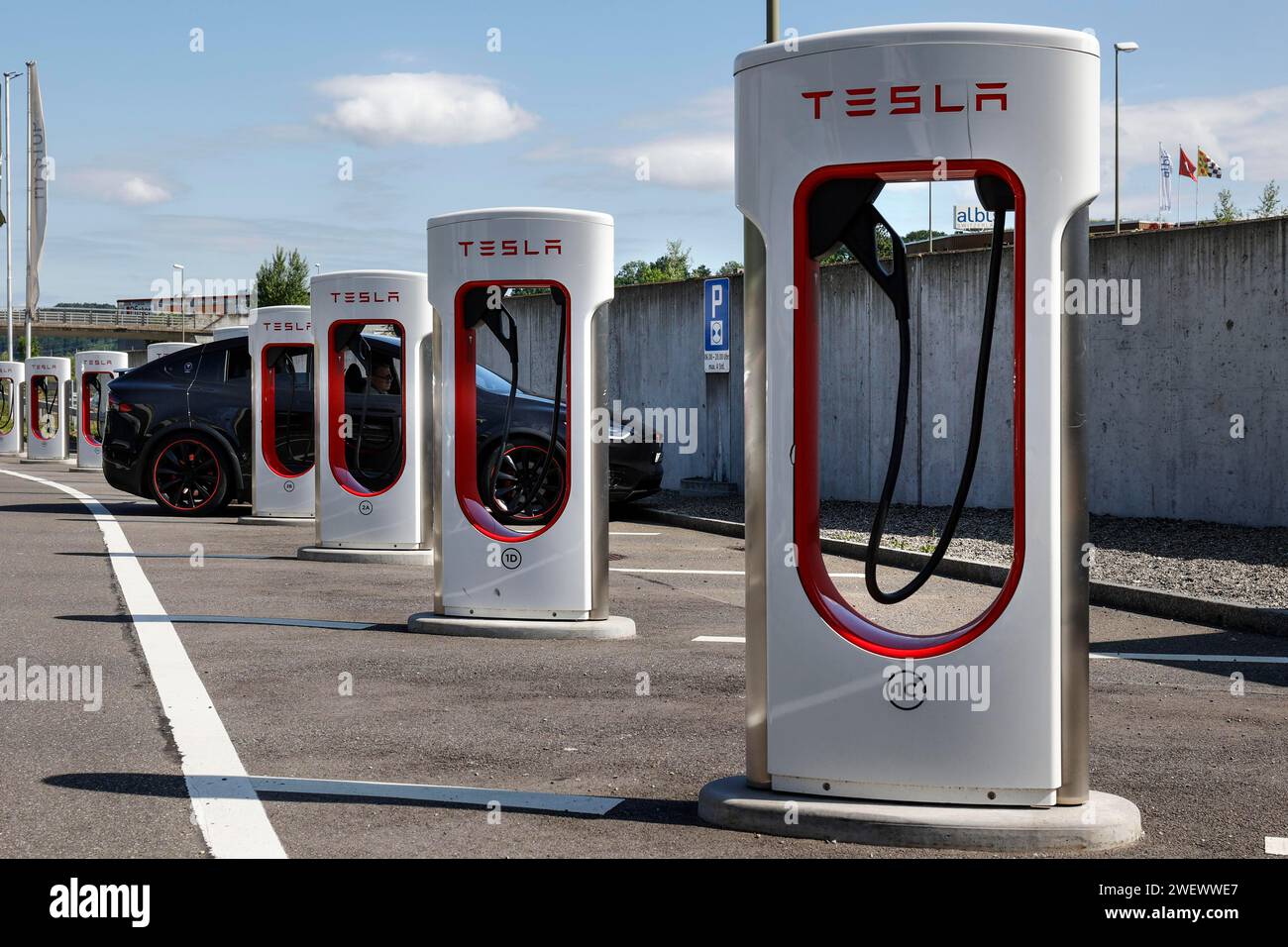 Tesla-Ladestation an einer Autobahn in der Schweiz, Luzern, 26.05.2022 Stockfoto
