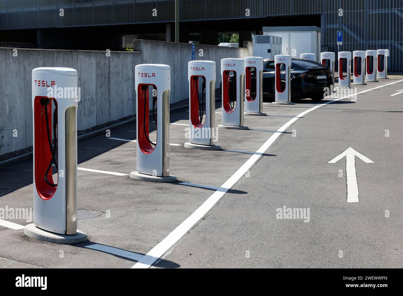 Tesla-Ladestation an einer Autobahn in der Schweiz, Luzern, 26.05.2022 Stockfoto