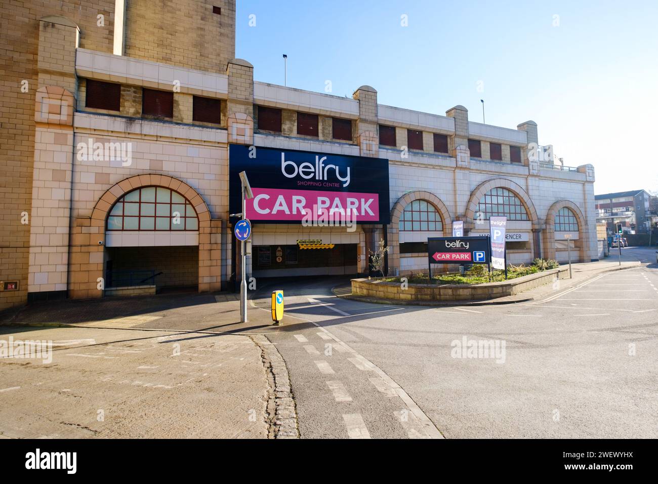 Eingang zum Einkaufszentrum Glockenturm Parkplatz in Redhill Surrey England. Stockfoto