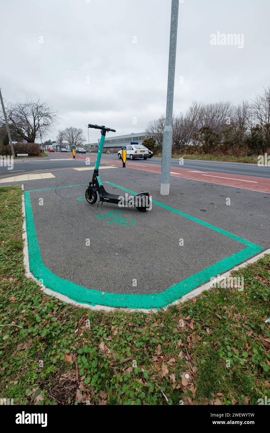 Ein Beryl E-Scooter parkt in markierter Bucht in der Wallisdown Road Bournemouth England. Umweltfreundliche Verkehrsmittel in Bournemouth Dorset. Stockfoto