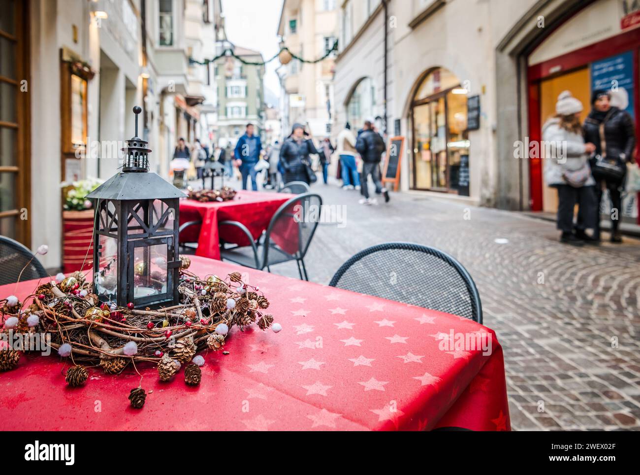 Touristen und Shopper füllen das historische Zentrum von Bozen während der Weihnachtsfeier. Selektiver Fokus, Bozen in Südtirol, Italien Stockfoto