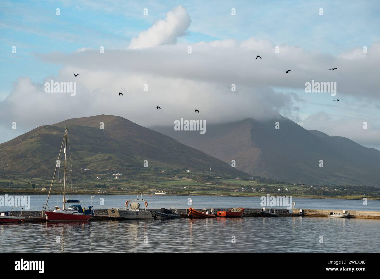 Knightstown Hafen mit Bergen und Wolken im Hintergrund Stockfoto