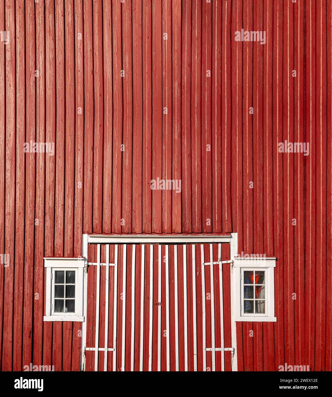 Traditionelle Scheune aus rotem Holz, Norwegen. Stockfoto