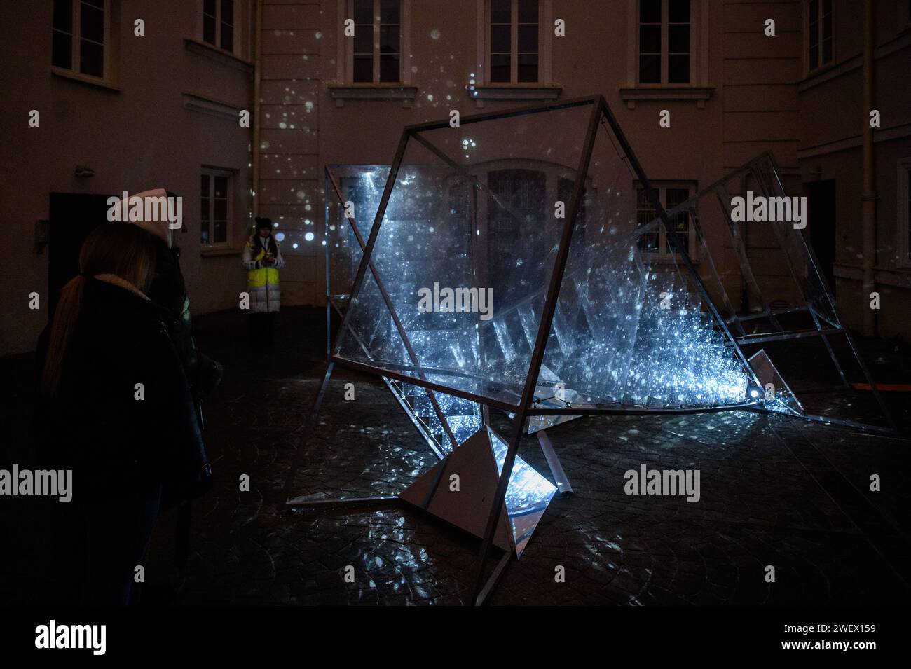 Vilnius, Litauen. Januar 2024. Im Innenhof der Vilnius Picture Gallery wird während des Vilnius Light Festival vom 25. Bis 28. Januar eine immersive Skulptur aus Stahl, Klängen und holographischen Bildern des französischen Künstlers Theoriz ausgestellt. Das Programm des Festivals umfasst 20 Lichtinstallationen von litauischen und ausländischen Künstlern. Quelle: SOPA Images Limited/Alamy Live News Stockfoto