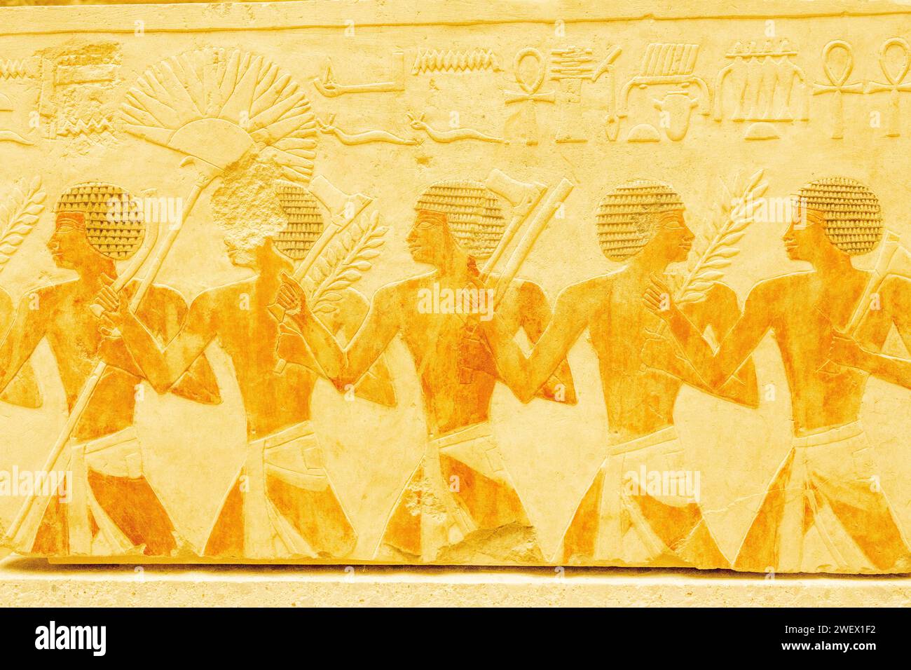 Die ägyptischen Soldaten sind auf der Tempelwand dargestellt Stockfoto