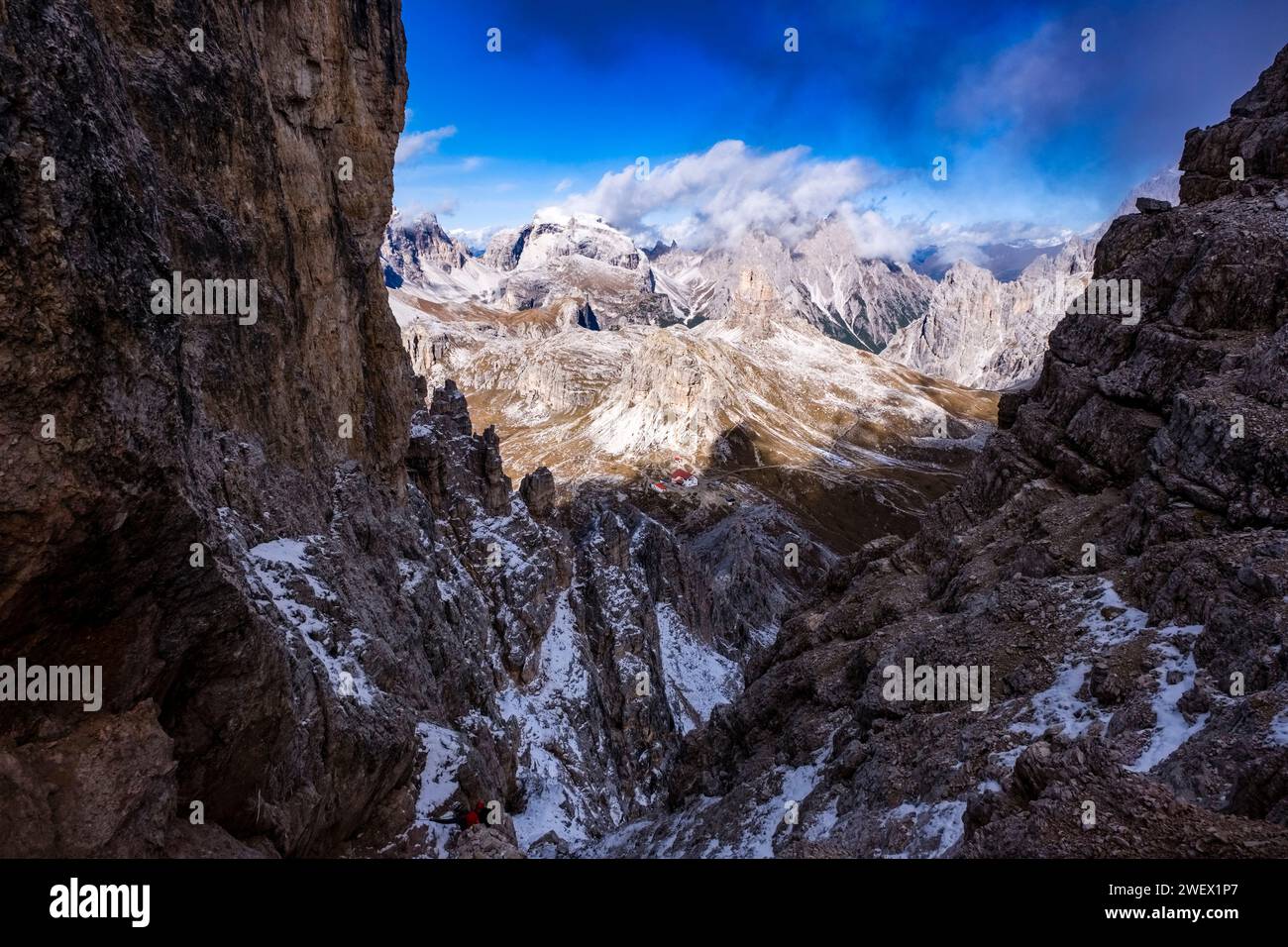 Aus der Vogelperspektive auf die Berghütte Rifugio Locatelli und die Bergrücken und Gipfel des Nationalparks Tre Cime, vom Monte Paterno aus gesehen. Stockfoto