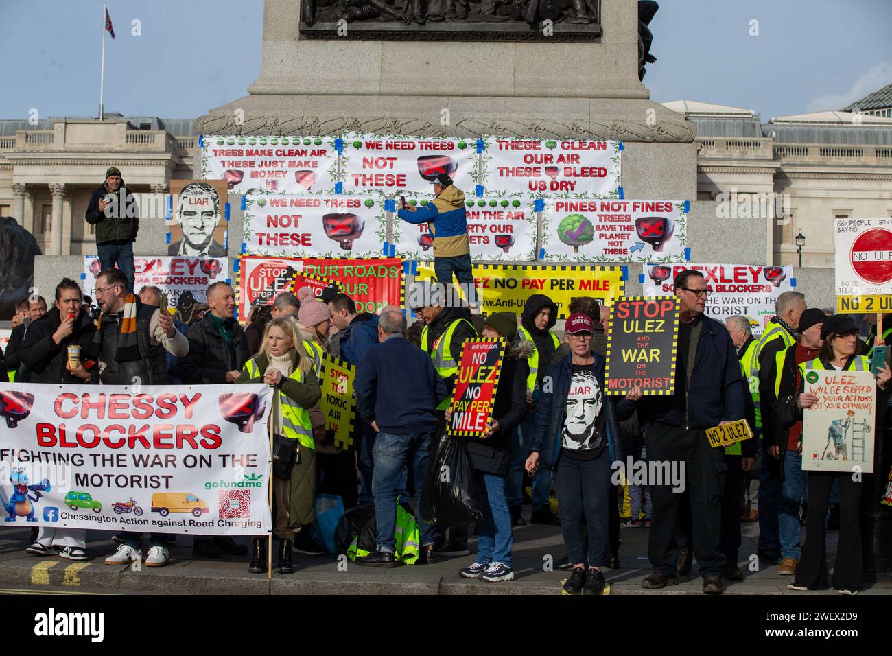 London, Großbritannien. 27. Jan Piers Corbyn. Und Hunderte Aktivisten versammelten sich auf dem Trafalgar Square, um gegen den Bürgermeister von London, Sadiq Khan's ULEZ-Erweiterung Credit: Richard Lincoln/Alamy Live News, zu protestieren Stockfoto