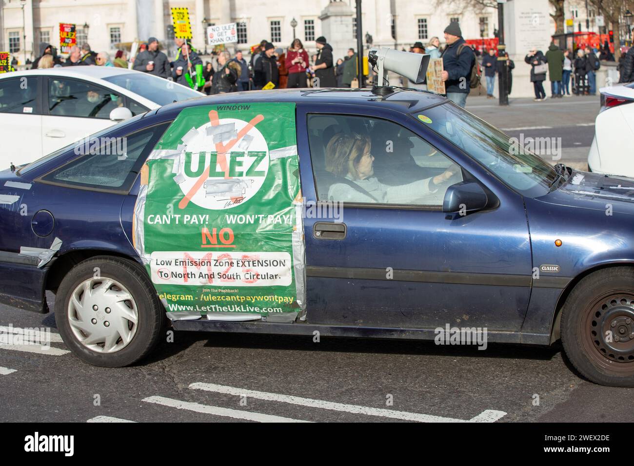 London, Großbritannien. 27. Jan Piers Corbyn. Und Hunderte Aktivisten versammelten sich auf dem Trafalgar Square, um gegen den Bürgermeister von London, Sadiq Khan's ULEZ-Erweiterung Credit: Richard Lincoln/Alamy Live News, zu protestieren Stockfoto