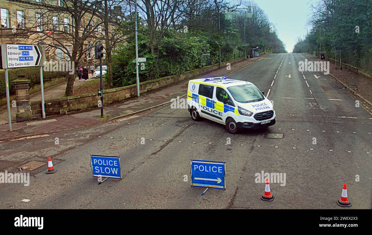 Glasgow, Schottland, Großbritannien. Januar 2024. Der Verkehr im West End kam zum Stillstand, als ein Bus über einen männlichen Fußgänger fuhr und auf der großen Weststraße einen Todesopfer verursachte. Credit Gerard Ferry/Alamy Live News Stockfoto