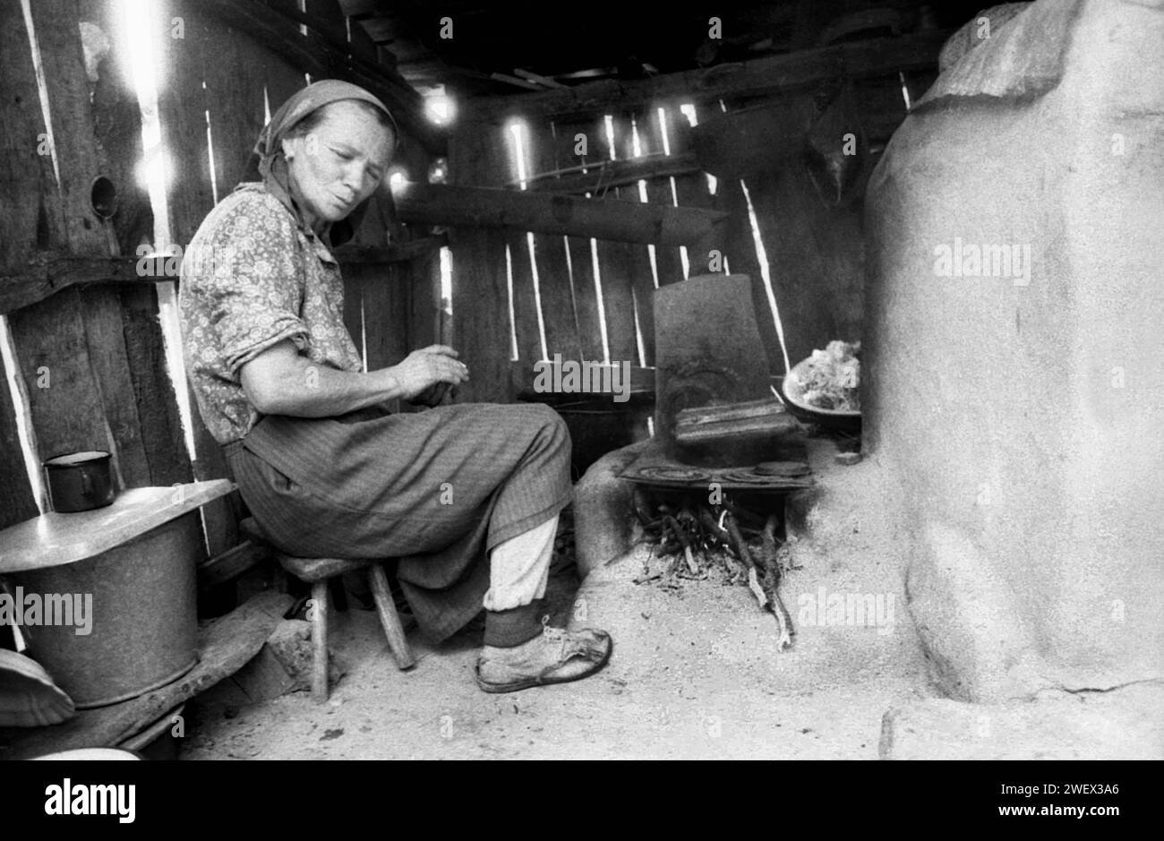 Vrancea County, Rumänien, ca. 1992. Frau, die in ihrer Sommerküche in einem authentischen Erdofen kocht. Stockfoto