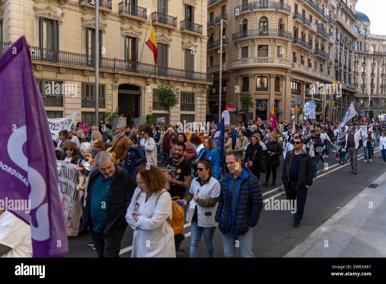 Januar 27, 2024 Barcelona, Spanien Politik Barcelona- Proteste im Gesundheitswesen in Barcelona Foto Eric Renom/LaPresse Katalanische Krankenschwestern und andere Beschäftigte im Gesundheitswesen protestieren im Zentrum von Barcelona gegen Arbeitsbedingungen. Obwohl die Minderheitenkrankenschwestern-gewerkschaft eine Einigung mit dem katalanischen Gesundheitsdienst erzielt und den seit über einem Monat andauernden Schwesternstreik abgesagt hat, haben sie beschlossen, die Proteste fortzusetzen. In diesem Fall fordern sie Verbesserungen in der Berufseinstufung vom Gesundheitsministerium. Jedoch sind klinische Analysetechniker (verantwortlich für Stockfoto