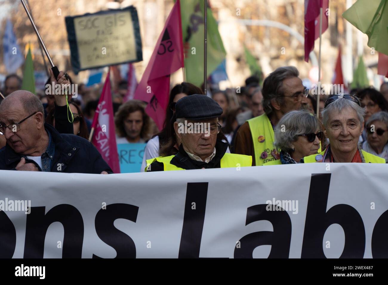 Januar 27, 2024 Barcelona, Spanien Politik Barcelona- Proteste im Gesundheitswesen in Barcelona Foto Eric Renom/LaPresse Katalanische Krankenschwestern und andere Beschäftigte im Gesundheitswesen protestieren im Zentrum von Barcelona gegen Arbeitsbedingungen. Obwohl die Minderheitenkrankenschwestern-gewerkschaft eine Einigung mit dem katalanischen Gesundheitsdienst erzielt und den seit über einem Monat andauernden Schwesternstreik abgesagt hat, haben sie beschlossen, die Proteste fortzusetzen. In diesem Fall fordern sie Verbesserungen in der Berufseinstufung vom Gesundheitsministerium. Jedoch sind klinische Analysetechniker (verantwortlich für Stockfoto