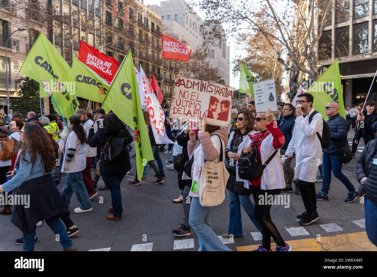 Januar 27, 2024 Barcelona, Spanien Politik Barcelona- Proteste im Gesundheitswesen in Barcelona Foto Eric Renom/LaPresse Katalanische Krankenschwestern und andere Beschäftigte im Gesundheitswesen protestieren im Zentrum von Barcelona gegen Arbeitsbedingungen. Obwohl die Minderheitenkrankenschwestern-gewerkschaft eine Einigung mit dem katalanischen Gesundheitsdienst erzielt und den seit über einem Monat andauernden Schwesternstreik abgesagt hat, haben sie beschlossen, die Proteste fortzusetzen. In diesem Fall fordern sie Verbesserungen in der Berufseinstufung vom Gesundheitsministerium. Jedoch sind klinische Analysetechniker (verantwortlich für Stockfoto