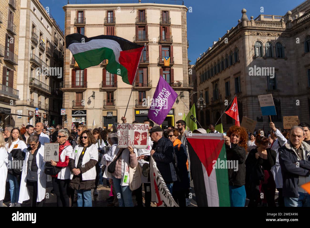 Januar 27, 2024 Barcelona, Spanien Politik Barcelona- Proteste im Gesundheitswesen in Barcelona Foto Eric Renom/LaPresse Katalanische Krankenschwestern und andere Beschäftigte im Gesundheitswesen protestieren im Zentrum von Barcelona gegen Arbeitsbedingungen. Obwohl die Minderheitenkrankenschwestern-gewerkschaft eine Einigung mit dem katalanischen Gesundheitsdienst erzielt und den seit über einem Monat andauernden Schwesternstreik abgesagt hat, haben sie beschlossen, die Proteste fortzusetzen. In diesem Fall fordern sie Verbesserungen in der Berufseinstufung vom Gesundheitsministerium. Jedoch sind klinische Analysetechniker (verantwortlich für Stockfoto