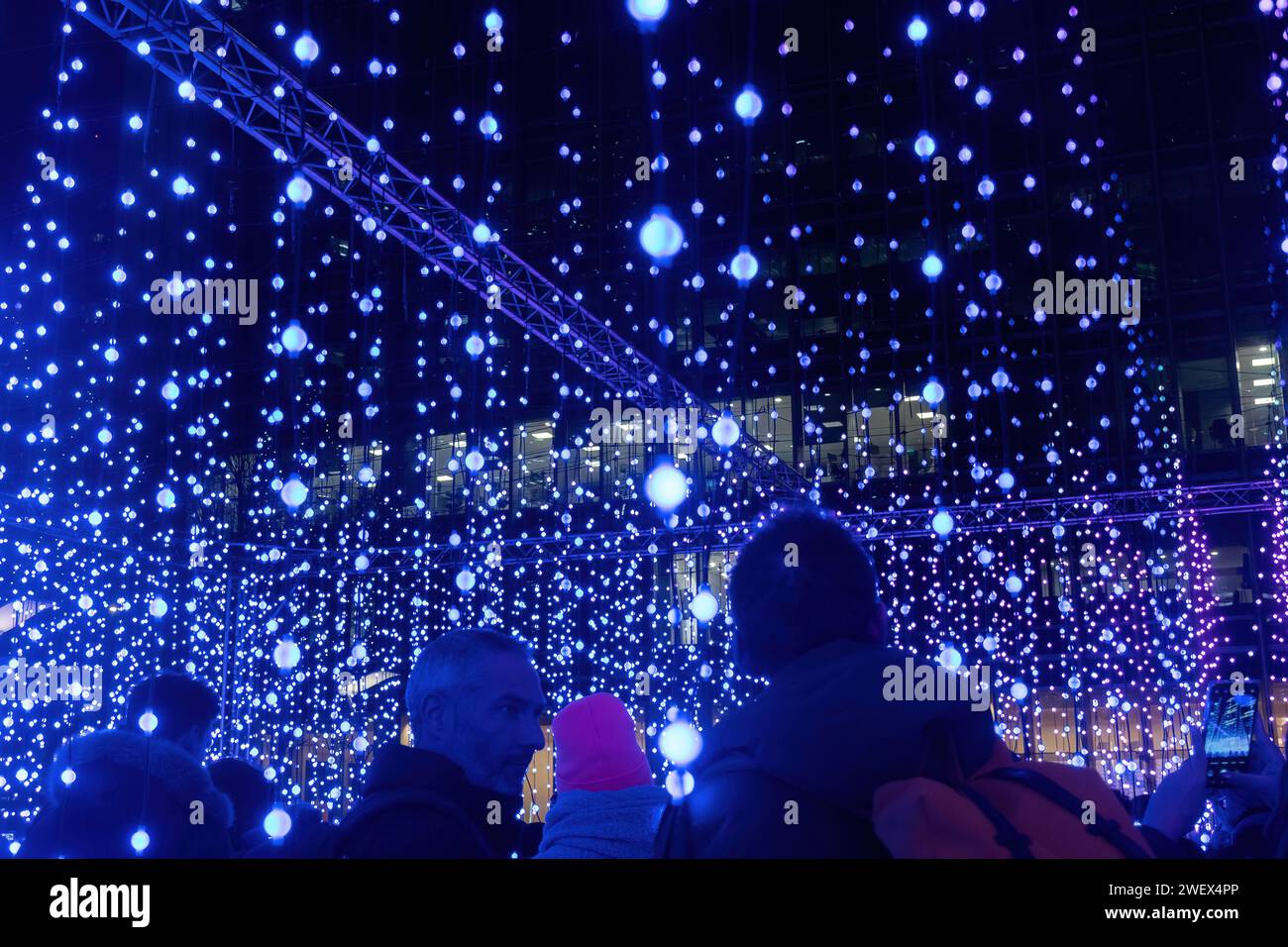 Canary Wharf Winter Lights, 26. Januar 2024, das beliebte Canary Wharf Winter Lights Festival findet vom 17. Bis 27. Januar 2024 in London statt und bietet 13 farbenfrohe Lichtinstallationen. Im Bild: Menschen, die das immersive Kunsterlebnis „Submergence by Squidsoup“ am Montgomery Square genießen Stockfoto