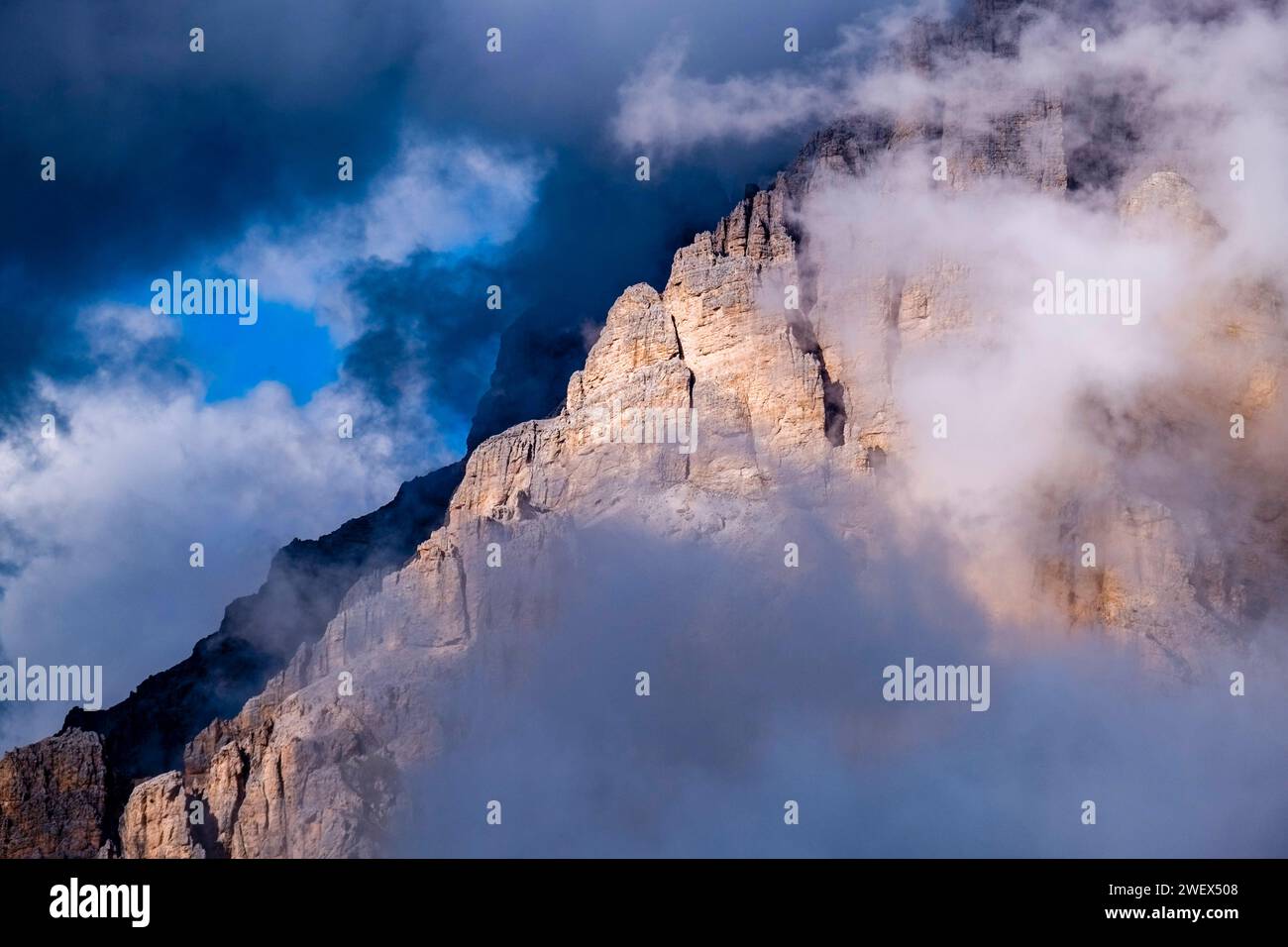 Felswände, Klippen und Bergrücken des Piz Cunturines, umgeben von Wolken nach einem Regensturm, am Valparola Pass im Herbst. Corvara Trentino-A Stockfoto