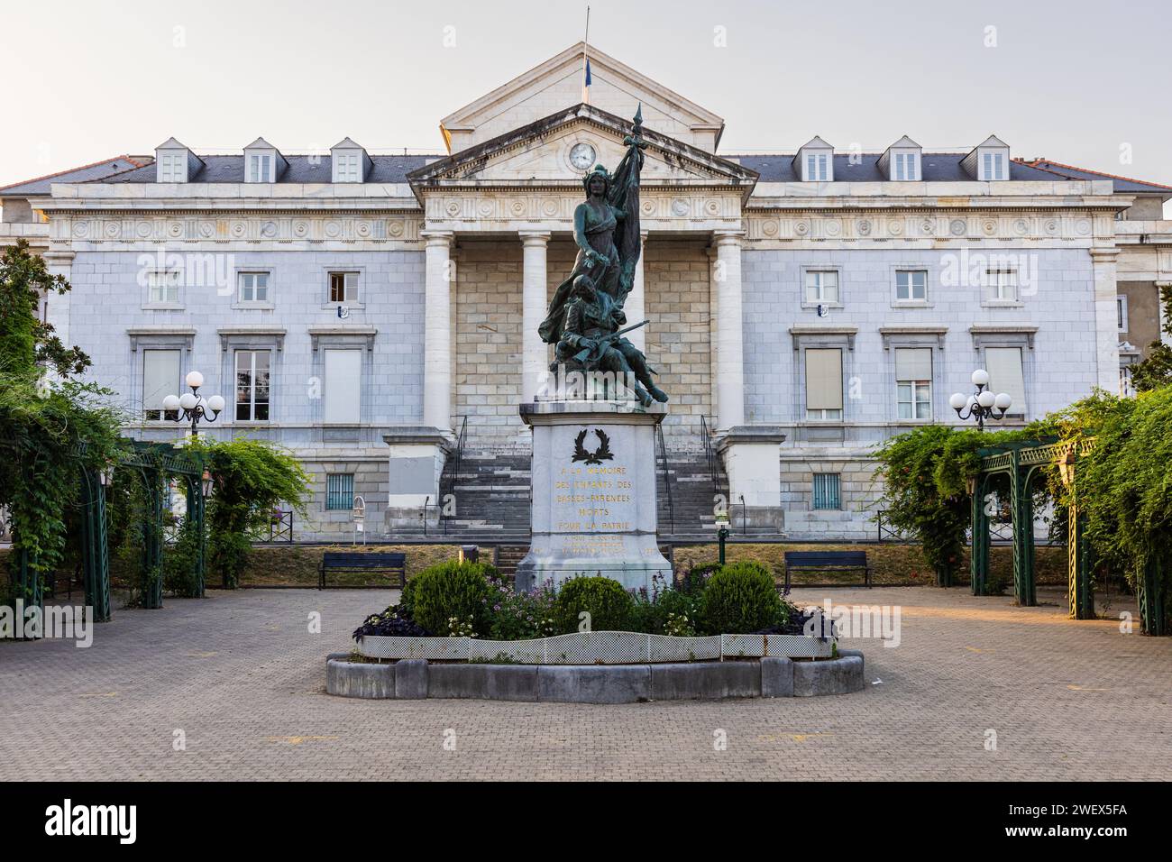 Platz der Befreiung (Place de la Libération) und Oberster Gerichtshof. Pau, Pyrénées-Atlantiques, Frankreich. Stockfoto