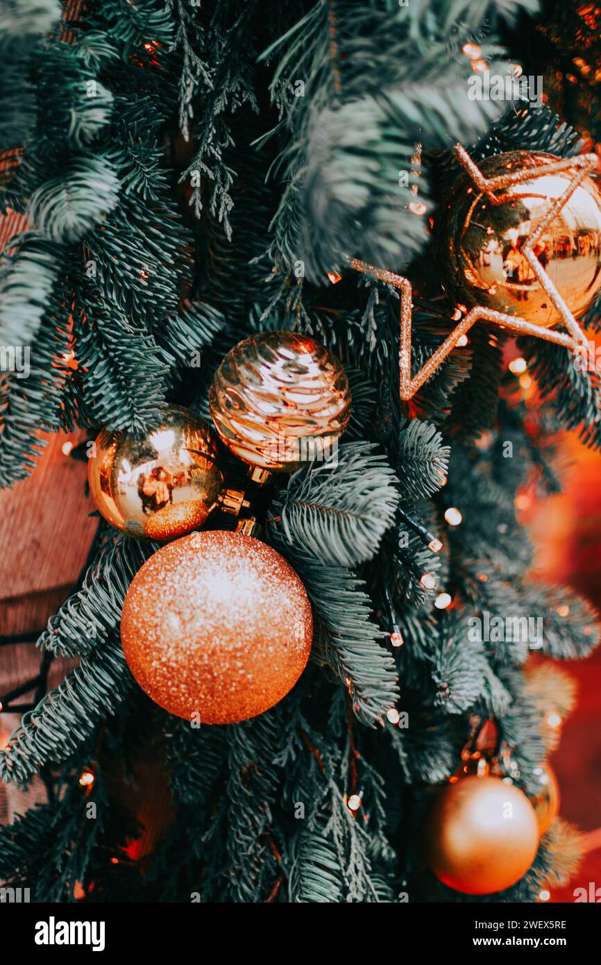 Der Weihnachtsbaum ist mit orangen Ornamenten verziert Stockfoto