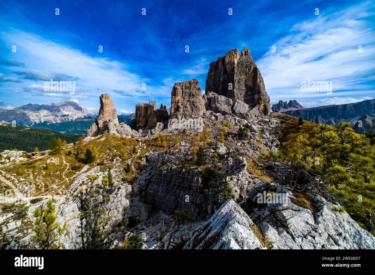 Die Felsformation Cinque Torri im Herbst, von den Befestigungsanlagen des Ersten Weltkriegs aus gesehen. Cortina d Ampezzo Veneto Italien FB 2023 3076 Stockfoto