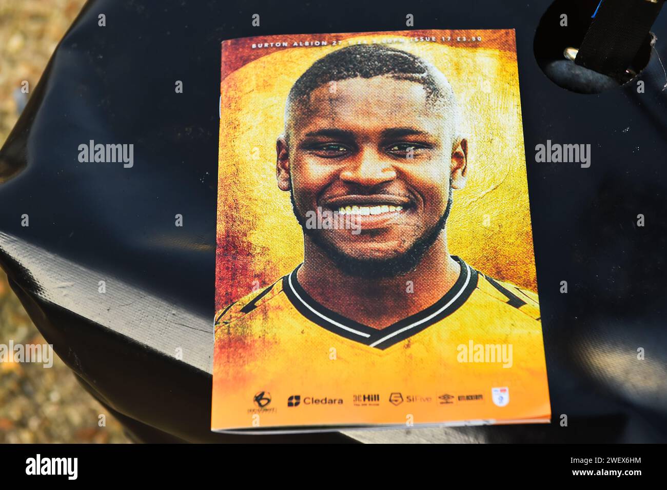 Spieltag-Programm während des Spiels der Sky Bet League 1 zwischen Cambridge United und Burton Albion im Cledara Abbey Stadium, Cambridge am Samstag, den 27. Januar 2024. (Foto: Kevin Hodgson | MI News) Credit: MI News & Sport /Alamy Live News Stockfoto