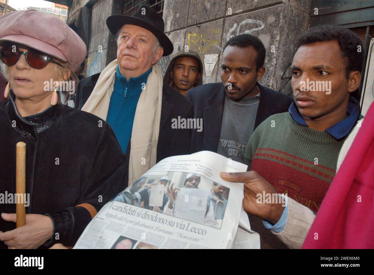 - Eine Gruppe von mehr als 200 Flüchtlingen und politischen Flüchtlingen aus afrikanischen Kriegsländern (Somalia, Äthiopien und Sudan), die von den Behörden und Privaten ihrer Rechte verlassen wurden, ein verlassenes Haus illegal besetzt; der Nobelpreis Dario Fo und seine Ehefrau Franca Rame anlässlich ihres Solidaritätsbesuchs - un gruppo di più di duecento profughi e rifugiati politici da paesi africani in guerra (Somalia, Etiopia e Sudan), abbandonati dalle Autorità e privati dei loro diritti, occupano abusivamente uno stabile abbandonato; il premio Nobel Dario Fo e sua moglie Franca Rame in visita di solidarietà (November 2005) Stockfoto