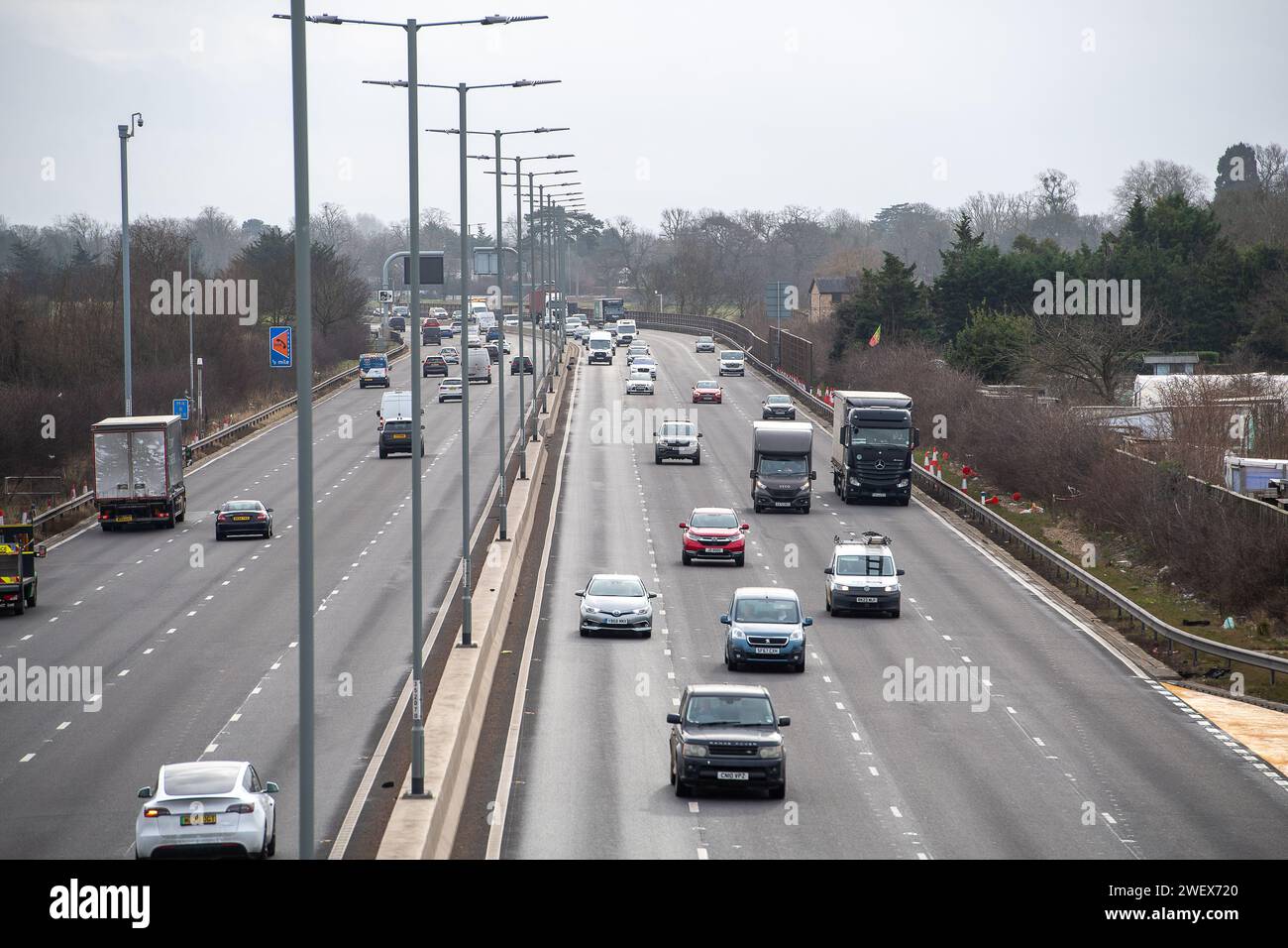 Datchet, Berkshire, Großbritannien. Januar 2024. Eine Notunterkunft auf der M4 Smart Motorway in Datchet, Berkshire. Intelligente Autobahnsicherheitssysteme, die Fahrspurausfälle in Echtzeit erkennen und die CCTV und Schilder des Netzes steuern sollen, wurden laut der Zeitung Telegraph im vergangenen Sommer 41 Mal unerwartet abgeschaltet. Nach zahlreichen Todesfällen auf intelligenten Autobahnen wird gefordert, dass die intelligenten Autobahnen wieder mit harten Schultern belegt werden. Die Einführung neuer intelligenter Autobahnen ist derzeit ausgesetzt. Kredit: Maureen McLean/Alamy Stockfoto