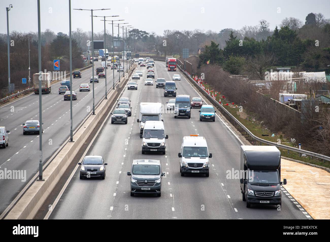 Datchet, Berkshire, Großbritannien. Januar 2024. Eine Notunterkunft auf der M4 Smart Motorway in Datchet, Berkshire. Intelligente Autobahnsicherheitssysteme, die Fahrspurausfälle in Echtzeit erkennen und die CCTV und Schilder des Netzes steuern sollen, wurden laut der Zeitung Telegraph im vergangenen Sommer 41 Mal unerwartet abgeschaltet. Nach zahlreichen Todesfällen auf intelligenten Autobahnen wird gefordert, dass die intelligenten Autobahnen wieder mit harten Schultern belegt werden. Die Einführung neuer intelligenter Autobahnen ist derzeit ausgesetzt. Kredit: Maureen McLean/Alamy Stockfoto