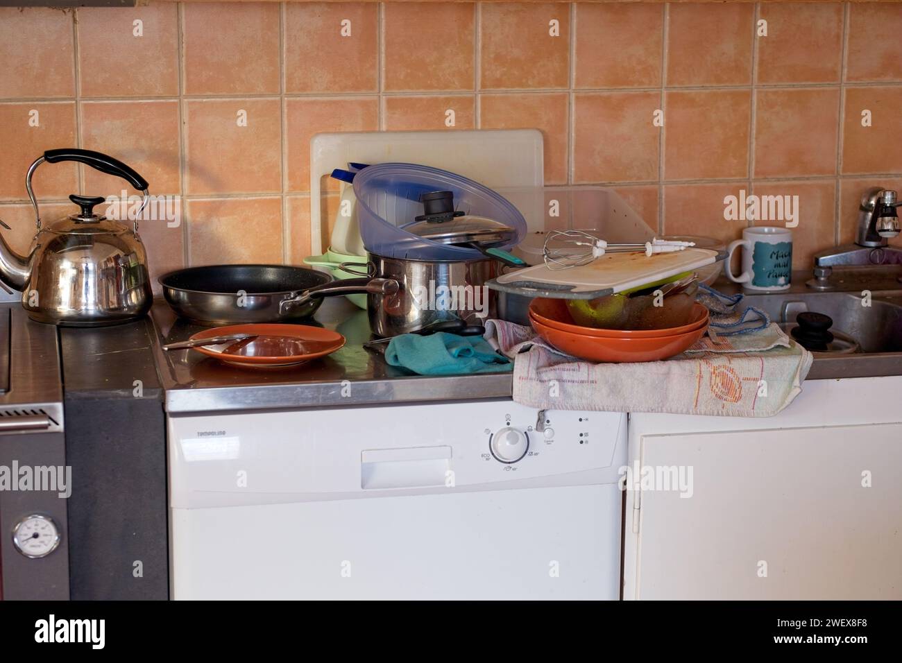 Ungewaschenes Geschirr in einer Küche in einem schwedischen Haus Stockfoto