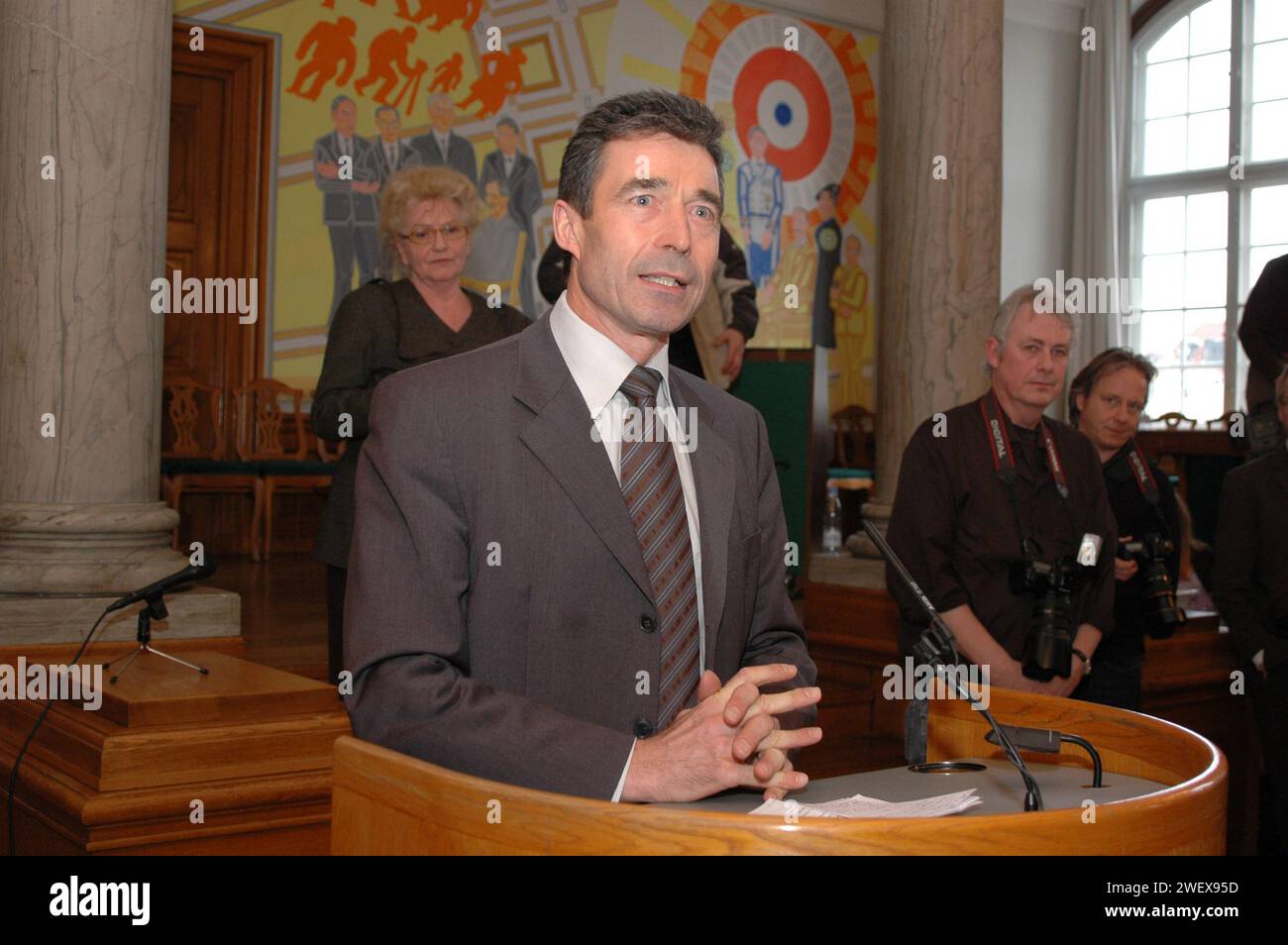 90-jähriges Jubiläum der dänischen konverativen politischen Partei, dänischer Außenminister per Stig Moeller(Møller)ehemaliger Premierminister Poul Schulter, unter Druck stehender Premierminister anders Fogh Rasmussen und Vize-Premierminister und leder der konverativen Partei Bendt Bendtsen in Christiansborg Kopenhagen Dänemark Februar 22,2006 (Foto: Francis Dean/Dekan Pictures) Stockfoto