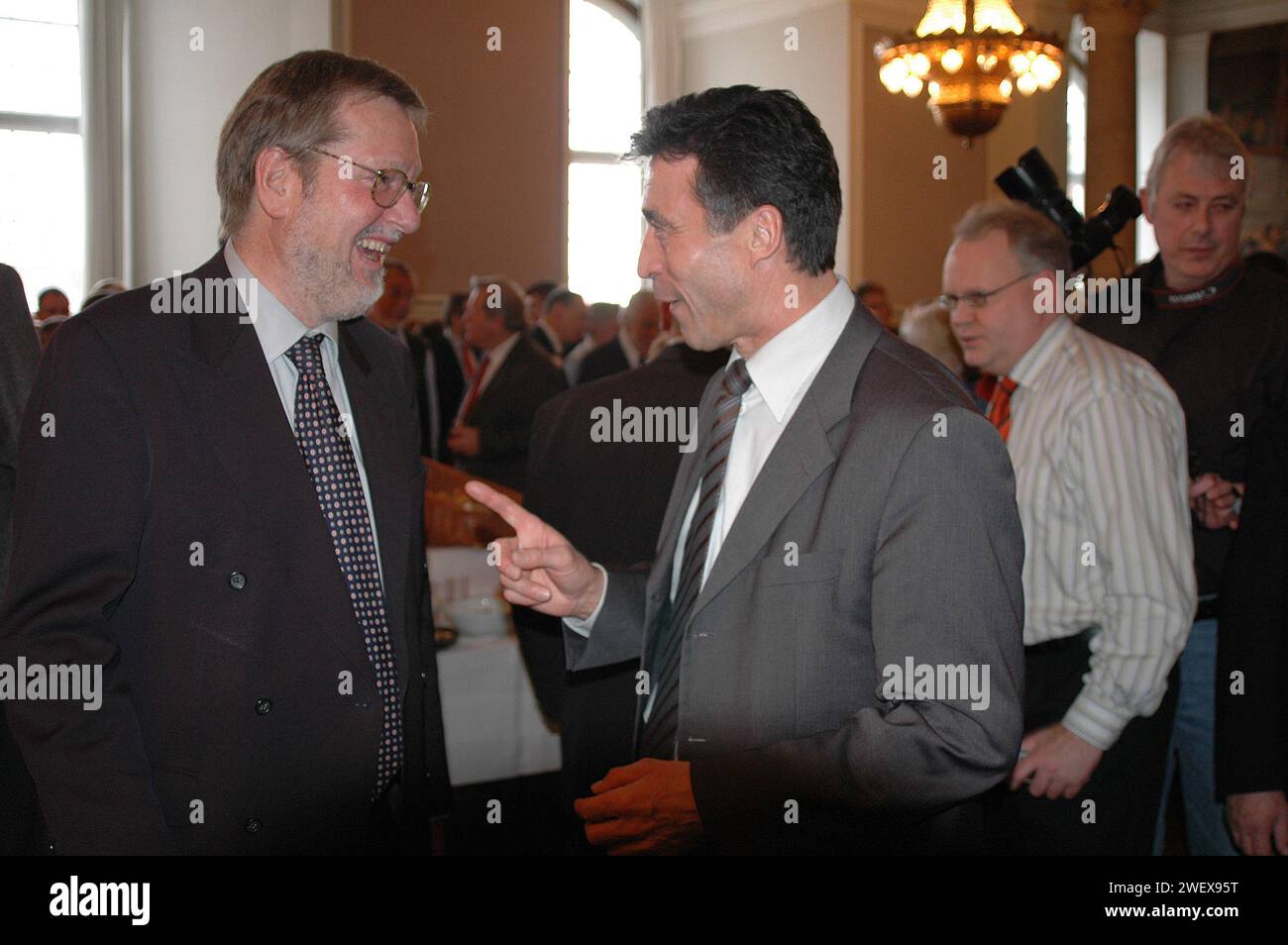 90-jähriges Jubiläum der dänischen konverativen politischen Partei, dänischer Außenminister per Stig Moeller(Møller)ehemaliger Premierminister Poul Schulter, unter Druck stehender Premierminister anders Fogh Rasmussen und Vize-Premierminister und leder der konverativen Partei Bendt Bendtsen in Christiansborg Kopenhagen Dänemark Februar 22,2006 (Foto: Francis Dean/Dekan Pictures) Stockfoto