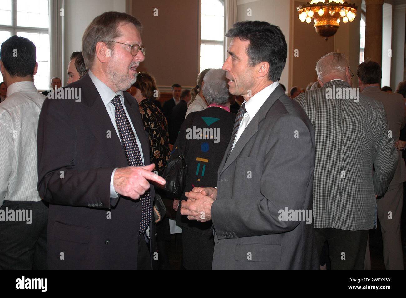 90-jähriges Jubiläum der dänischen konverativen politischen Partei, dänischer Außenminister per Stig Moeller(Møller)ehemaliger Premierminister Poul Schulter, unter Druck stehender Premierminister anders Fogh Rasmussen und Vize-Premierminister und leder der konverativen Partei Bendt Bendtsen in Christiansborg Kopenhagen Dänemark Februar 22,2006 (Foto: Francis Dean/Dekan Pictures) Stockfoto