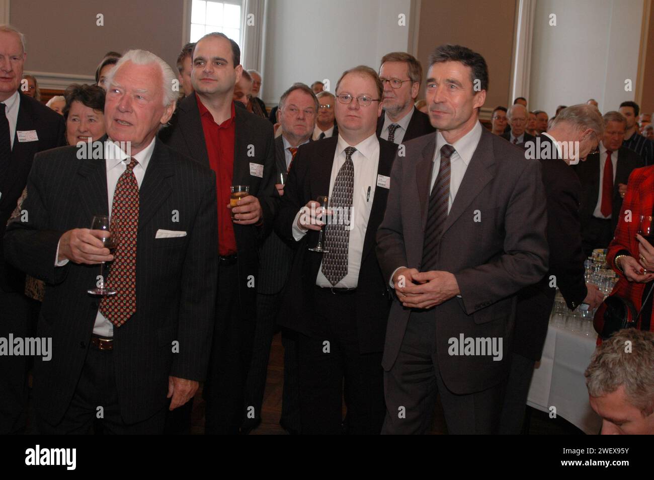 90-jähriges Jubiläum der dänischen konverativen politischen Partei, dänischer Außenminister per Stig Moeller(Møller)ehemaliger Premierminister Poul Schulter, unter Druck stehender Premierminister anders Fogh Rasmussen und Vize-Premierminister und leder der konverativen Partei Bendt Bendtsen in Christiansborg Kopenhagen Dänemark Februar 22,2006 (Foto: Francis Dean/Dekan Pictures) Stockfoto