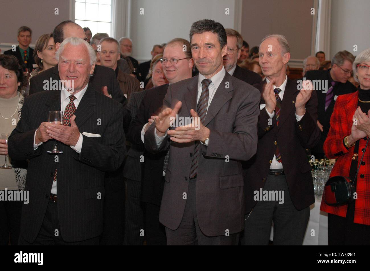 90-jähriges Jubiläum der dänischen konverativen politischen Partei, dänischer Außenminister per Stig Moeller(Møller)ehemaliger Premierminister Poul Schulter, unter Druck stehender Premierminister anders Fogh Rasmussen und Vize-Premierminister und leder der konverativen Partei Bendt Bendtsen in Christiansborg Kopenhagen Dänemark Februar 22,2006 (Foto: Francis Dean/Dekan Pictures) Stockfoto