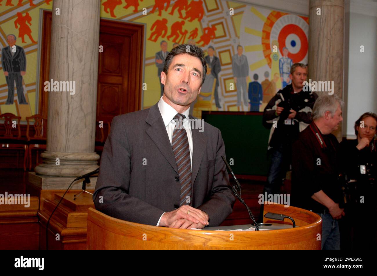 90-jähriges Jubiläum der dänischen konverativen politischen Partei, dänischer Außenminister per Stig Moeller(Møller)ehemaliger Premierminister Poul Schulter, unter Druck stehender Premierminister anders Fogh Rasmussen und Vize-Premierminister und leder der konverativen Partei Bendt Bendtsen in Christiansborg Kopenhagen Dänemark Februar 22,2006 (Foto: Francis Dean/Dekan Pictures) Stockfoto