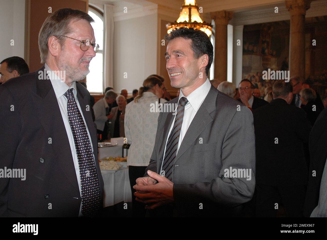 90-jähriges Jubiläum der dänischen konverativen politischen Partei, dänischer Außenminister per Stig Moeller(Møller)ehemaliger Premierminister Poul Schulter, unter Druck stehender Premierminister anders Fogh Rasmussen und Vize-Premierminister und leder der konverativen Partei Bendt Bendtsen in Christiansborg Kopenhagen Dänemark Februar 22,2006 (Foto: Francis Dean/Dekan Pictures) Stockfoto