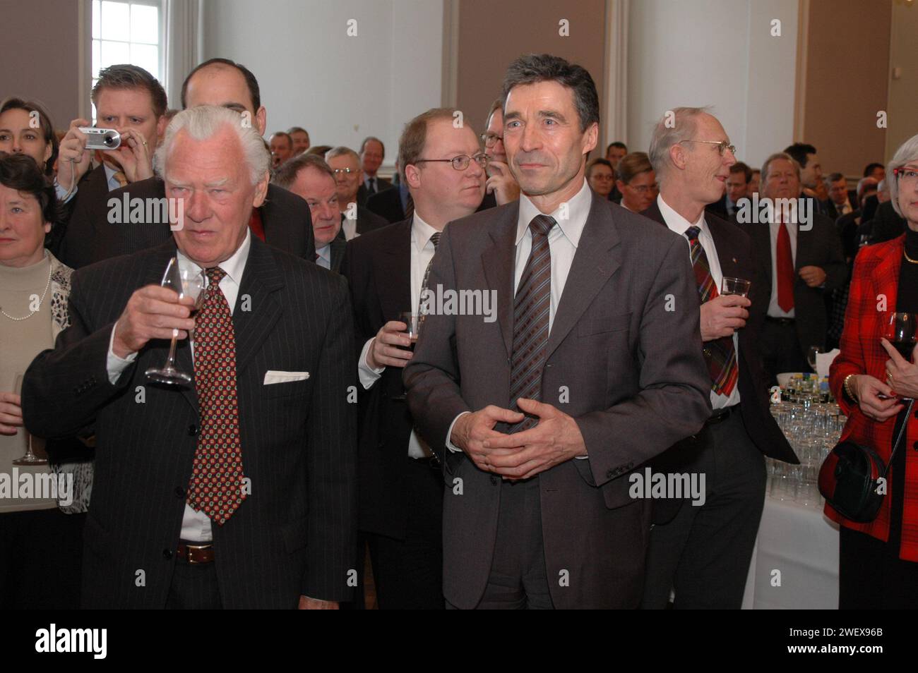 90-jähriges Jubiläum der dänischen konverativen politischen Partei, dänischer Außenminister per Stig Moeller(Møller)ehemaliger Premierminister Poul Schulter, unter Druck stehender Premierminister anders Fogh Rasmussen und Vize-Premierminister und leder der konverativen Partei Bendt Bendtsen in Christiansborg Kopenhagen Dänemark Februar 22,2006 (Foto: Francis Dean/Dekan Pictures) Stockfoto