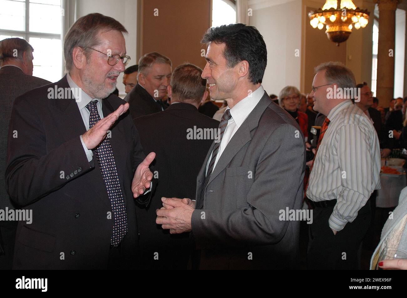 90-jähriges Jubiläum der dänischen konverativen politischen Partei, dänischer Außenminister per Stig Moeller(Møller)ehemaliger Premierminister Poul Schulter, unter Druck stehender Premierminister anders Fogh Rasmussen und Vize-Premierminister und leder der konverativen Partei Bendt Bendtsen in Christiansborg Kopenhagen Dänemark Februar 22,2006 (Foto: Francis Dean/Dekan Pictures) Stockfoto