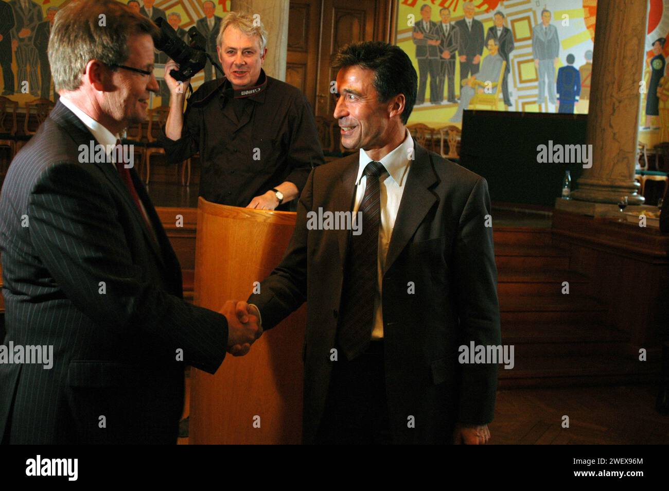 90-jähriges Jubiläum der dänischen konverativen politischen Partei, dänischer Außenminister per Stig Moeller(Møller)ehemaliger Premierminister Poul Schulter, unter Druck stehender Premierminister anders Fogh Rasmussen und Vize-Premierminister und leder der konverativen Partei Bendt Bendtsen in Christiansborg Kopenhagen Dänemark Februar 22,2006 (Foto: Francis Dean/Dekan Pictures) Stockfoto