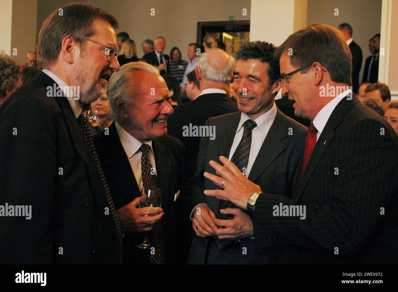 90-jähriges Jubiläum der dänischen konverativen politischen Partei, dänischer Außenminister per Stig Moeller(Møller)ehemaliger Premierminister Poul Schulter, unter Druck stehender Premierminister anders Fogh Rasmussen und Vize-Premierminister und leder der konverativen Partei Bendt Bendtsen in Christiansborg Kopenhagen Dänemark Februar 22,2006 (Foto: Francis Dean/Dekan Pictures) Stockfoto