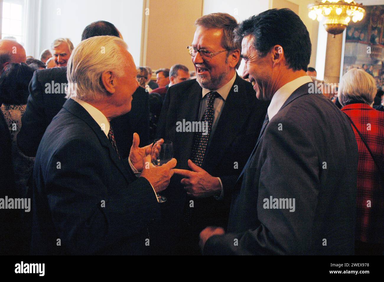 90-jähriges Jubiläum der dänischen konverativen politischen Partei, dänischer Außenminister per Stig Moeller(Møller)ehemaliger Premierminister Poul Schulter, unter Druck stehender Premierminister anders Fogh Rasmussen und Vize-Premierminister und leder der konverativen Partei Bendt Bendtsen in Christiansborg Kopenhagen Dänemark Februar 22,2006 (Foto: Francis Dean/Dekan Pictures) Stockfoto