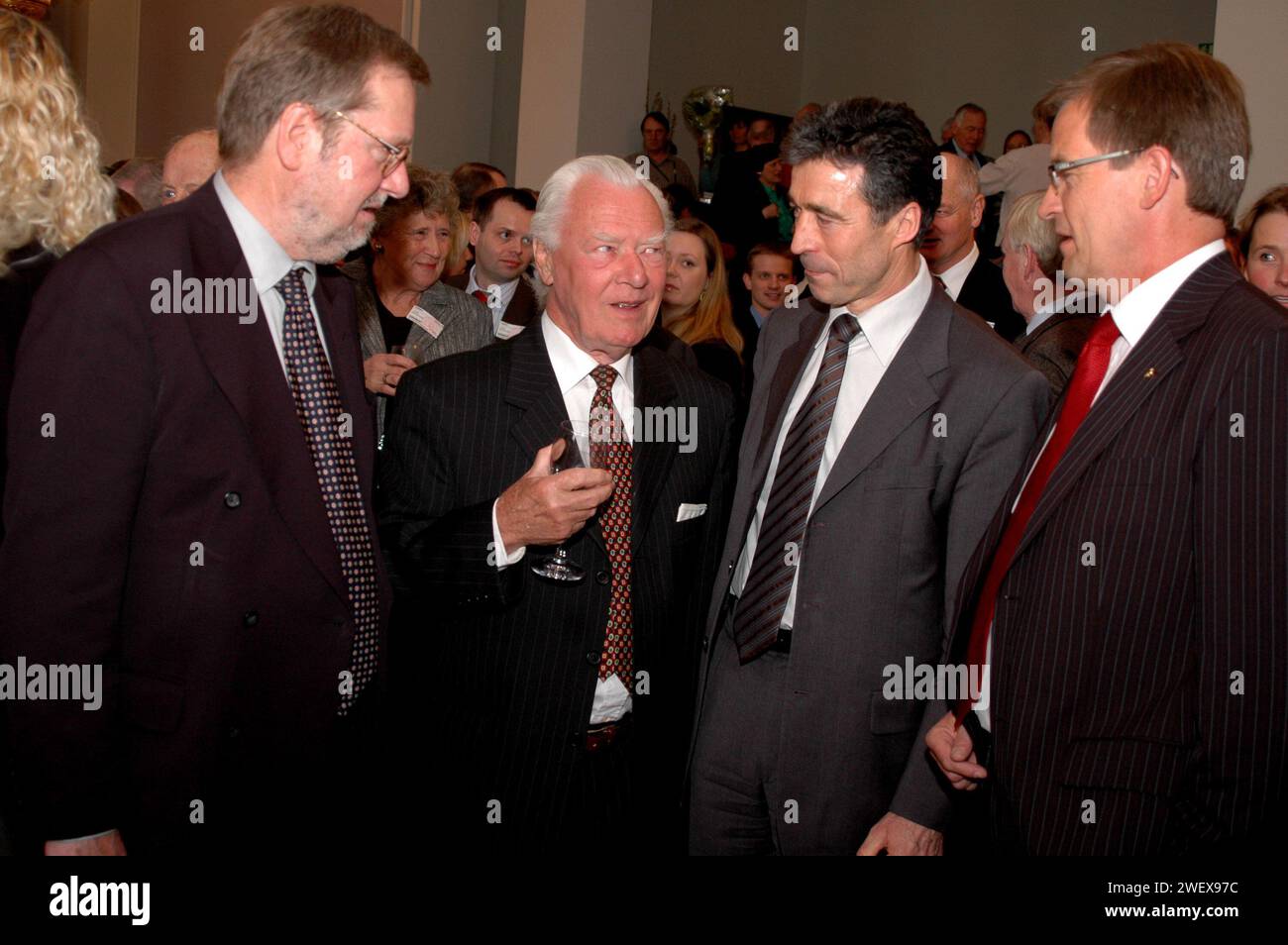 90-jähriges Jubiläum der dänischen konverativen politischen Partei, dänischer Außenminister per Stig Moeller(Møller)ehemaliger Premierminister Poul Schulter, unter Druck stehender Premierminister anders Fogh Rasmussen und Vize-Premierminister und leder der konverativen Partei Bendt Bendtsen in Christiansborg Kopenhagen Dänemark Februar 22,2006 (Foto: Francis Dean/Dekan Pictures) Stockfoto