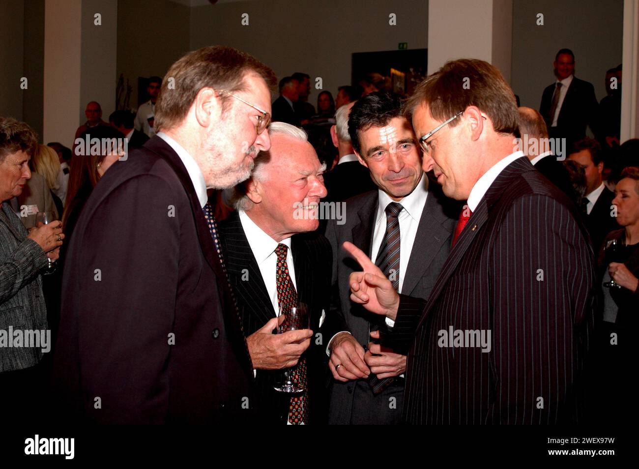 90-jähriges Jubiläum der dänischen konverativen politischen Partei, dänischer Außenminister per Stig Moeller(Møller)ehemaliger Premierminister Poul Schulter, unter Druck stehender Premierminister anders Fogh Rasmussen und Vize-Premierminister und leder der konverativen Partei Bendt Bendtsen in Christiansborg Kopenhagen Dänemark Februar 22,2006 (Foto: Francis Dean/Dekan Pictures) Stockfoto