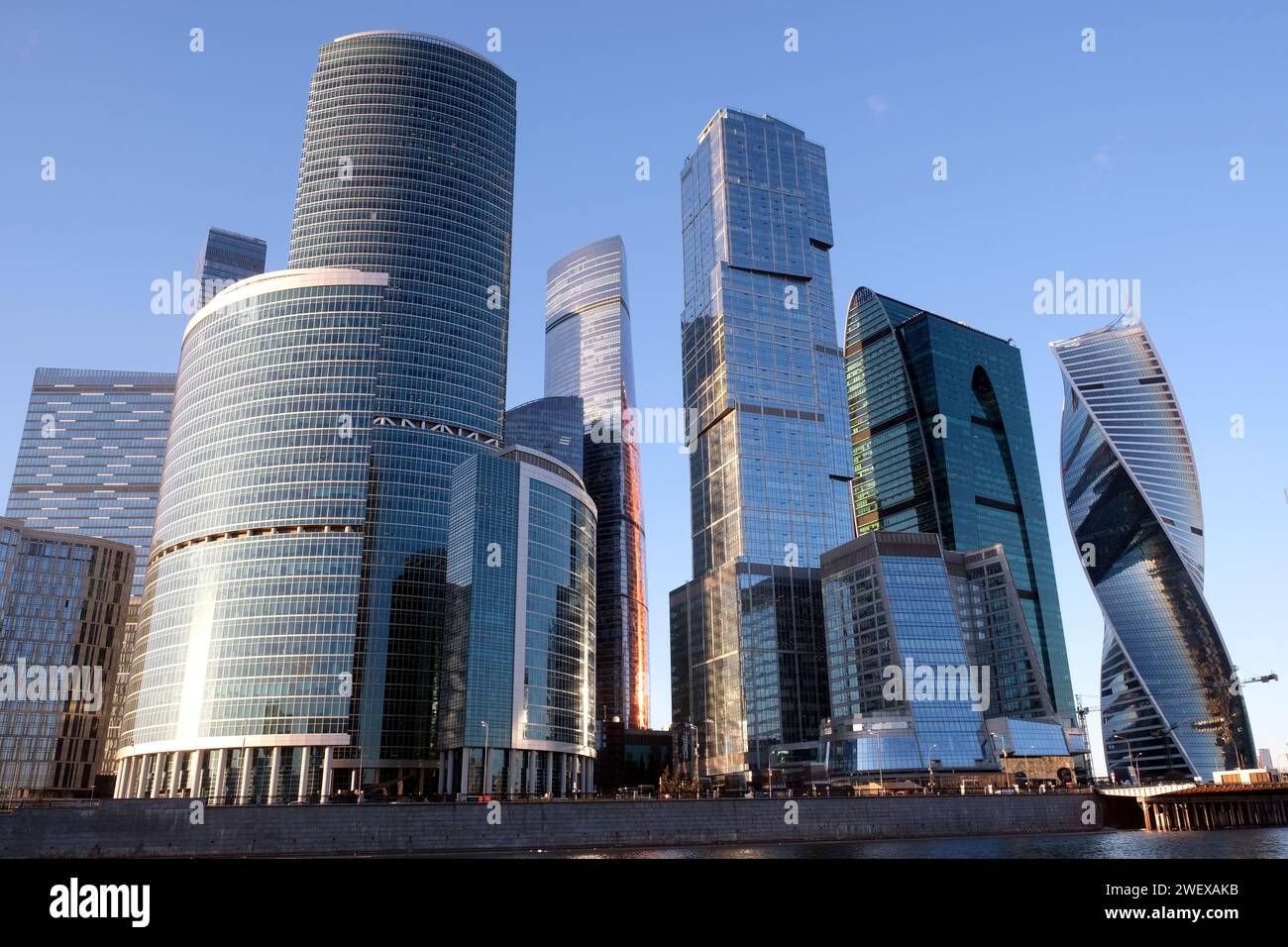 Moskau City International Business Centre dicht stehende Wolkenkratzer Gebäude am Ufer des Moskva Flusses Tagesblick Stockfoto