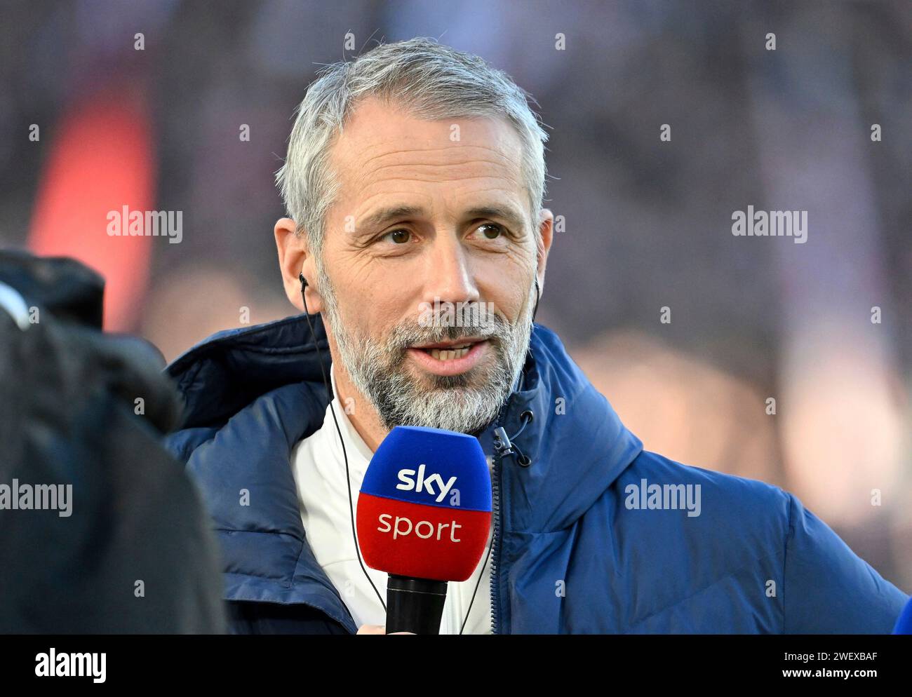 Stuttgart, Deutschland. Januar 2024. vor Spielbeginn: Trainer Marco Rose RasenBallsport Leipzig RBL im Interview Mikrofon Mikro Logo SKY VfB Stuttgart vs RasenBallsport Leipzig RBL 27.01.2024 DFL-VORSCHRIFTEN VERBIETEN JEDE VERWENDUNG VON FOTOS ALS BILDSEQUENZEN UND/ODER QUASI-VIDEO/dpa/Alamy Live News Stockfoto