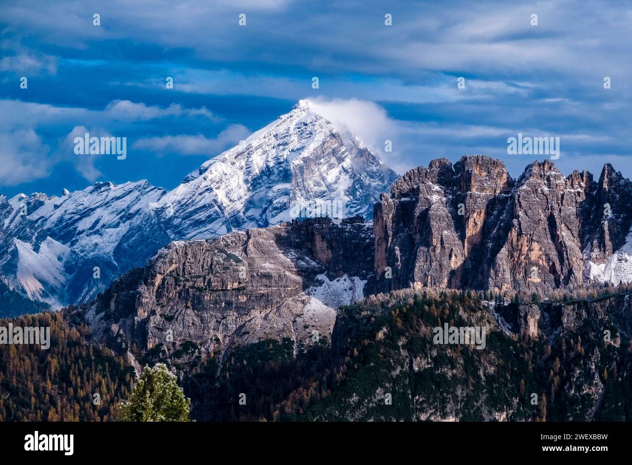 Schneebedeckter Gipfel des Berges Antelao im Herbst, von der Felsformation Cinque Torri aus gesehen. Cortina d Ampezzo Veneto Italien FB 2023 3509 Stockfoto