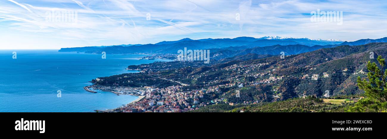 Spaziergang unter der Wintersonne im Beigua Park, mit Blick auf den Golf von Genua bis Capo Noli Stockfoto Spaziergang unter der Wintersonne im Beigua Park, mit Blick auf den Golf von Genua bis Capo Noli Stockfoto
